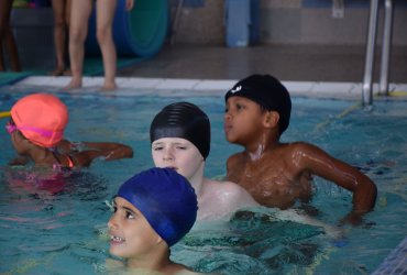 "LES CLASSES BLEUES" À LA PISCINE